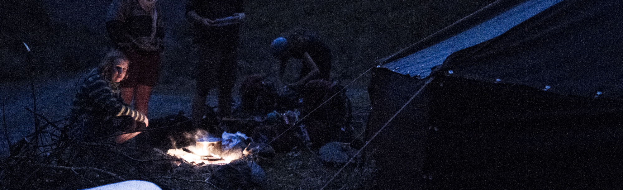 Wir kochen über dem Feuer neben unserer Jurte.